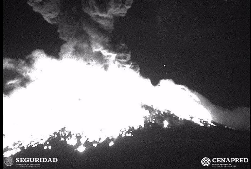 Un fotograma del 19 de marzo, del CENAPRED, muestra al volcán en explosión en plena noche.