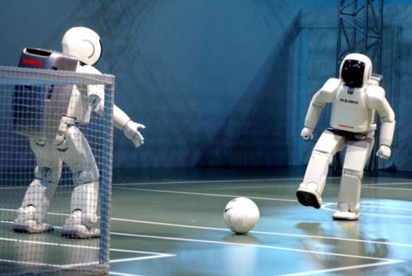 Las habilidades de ASIMO para jugar futbol se han robado el corazón de los japoneses.