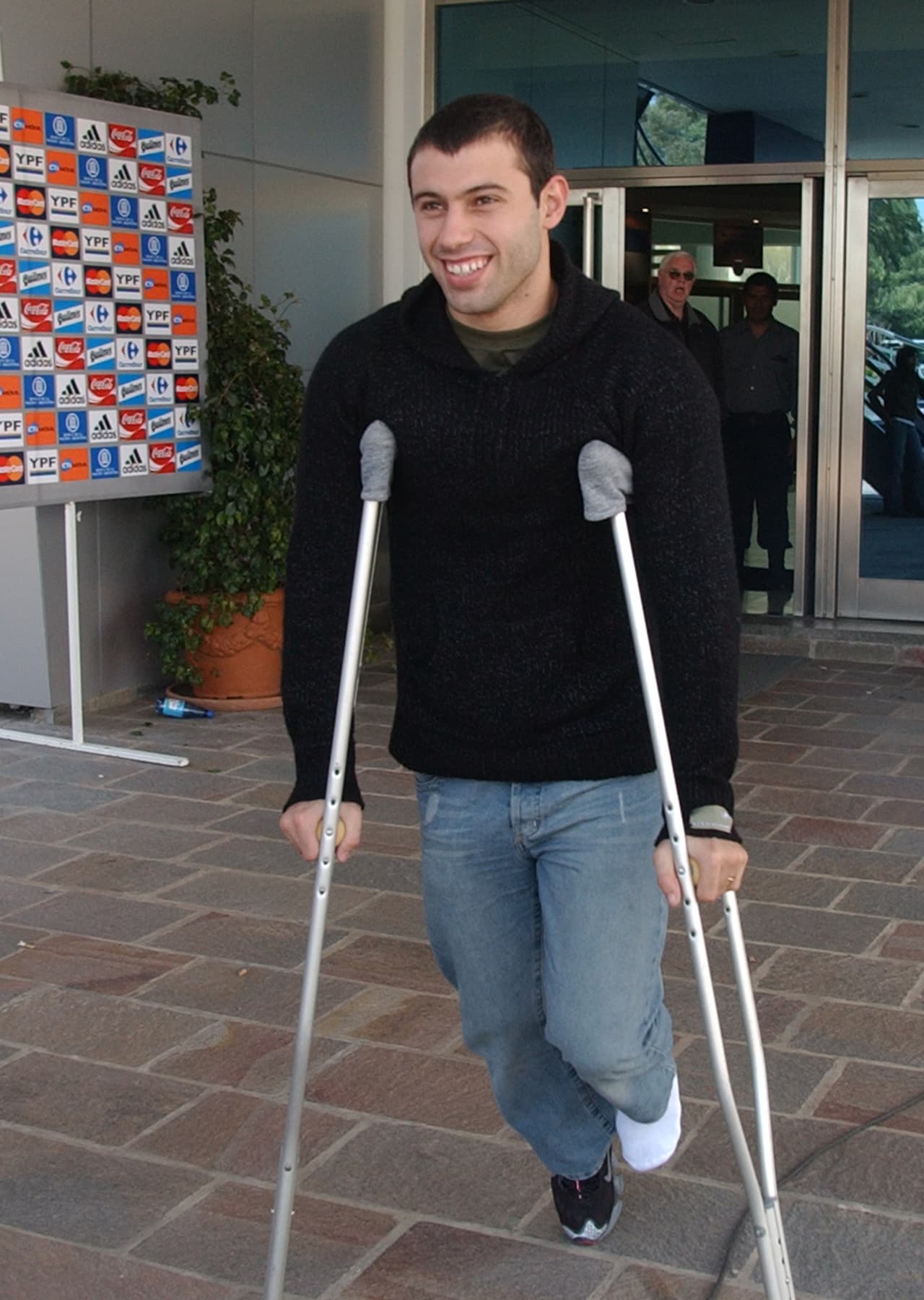 Su arranque en Brasil no fue bueno ya que en uno de sus primeros partidos sufrió una lesión que lo dejó fuera de las canchas casi siete meses.
<br>