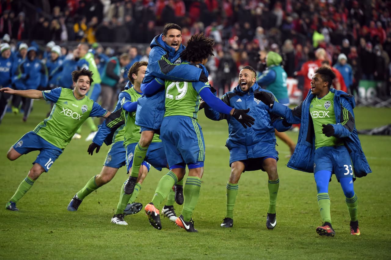 Los Sounders corren a celebrar con Román Torres tras conseguir la MLS Cup 2016, un impensable final para un equipo que empezó de manera terrible y supo responder a los obstáculos en su campaña.