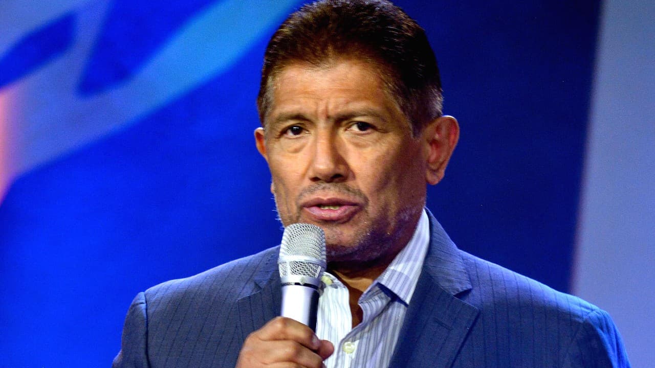 "Cuando yo dije: 'No vas a ser protagonista ni galán, con las mujeres va a ser lo mismo'. Entonces tuve que echar a nadar la ardilla y lo que a mi me ha ayudado y fortalecido es que soy una 
<b>persona pensante para seducir a una mujer</b>. Me encantan las mujeres, me gusta su belleza y me gusta seducirlas. Aprendí a seducirlas. 
<b>Un hombre gay me enseñó a seducirlas</b>, un gay me enseñó a seducir a las mujeres", declaró.