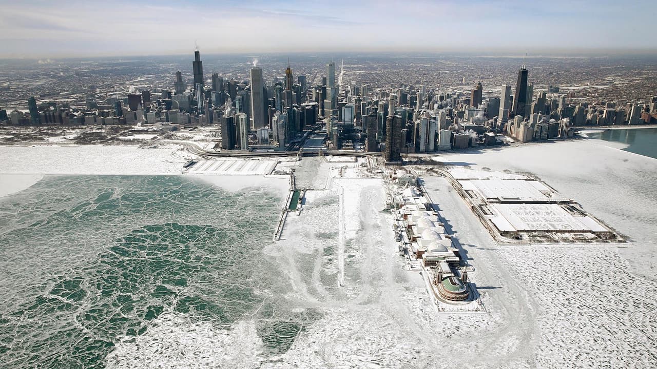 <b>2. El vórtice polar de enero de 2019:</b> Este 
<a href="https://www.univision.com/local/chicago-wgbo/amanecimos-con-frio-extremo-en-chicago-que-rompio-records-historicos">vórtice polar</a> aún lo tenemos en la memoria reciente de Chicago, cuando el 30 de enero, 
<a href="https://www.weather.gov/lot/RecordColdJan2019" target="_blank">despertamos</a> a una temperatura récord que llegó a los -23 grados Fahrenheit. Sin embargo, debido a los vientos, la sensación térmica fue de las partes más difíciles para los residentes del área metropolitana de Chicago, las cuáles llegaron a la sensación de -52 grados Fahrenheit. Las temperaturas máximas se mantuvieron en negativos de doble dígito, imponiendo el nuevo récord de -10 grados Fahrenheit, como la temperatura más caliente que se sintió un 30 de enero.