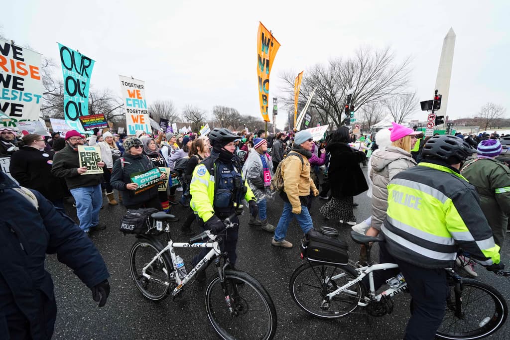 Patrullas con sirenas encendidas estuvieron presentes durante la marcha, garantizando la seguridad en los puntos de reunión.
<br>