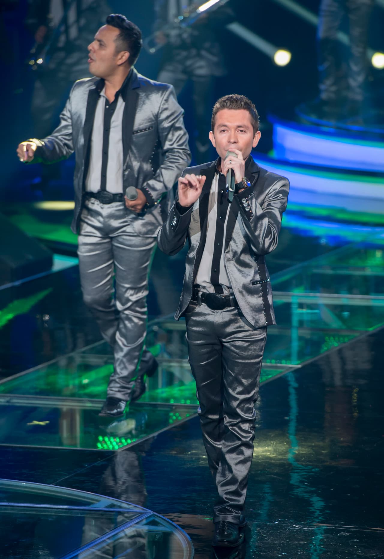 Esta octava gala se puso color de hormiga, se vivió de todo, desde un pleito entre Belinda y Ha Ash, Max Cervantes le declaró su amor a María León, quien fue eliminada junto con los Monsiváis.