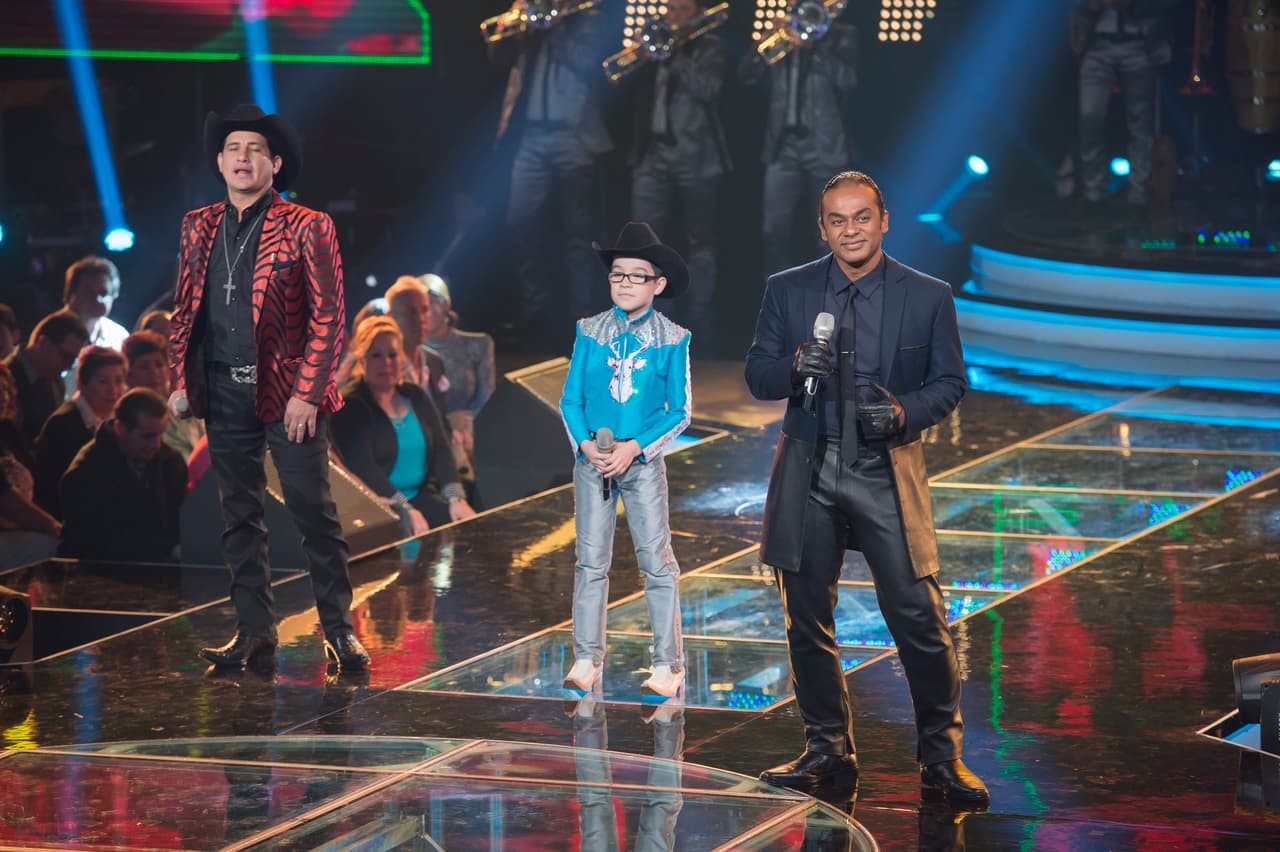 Esta octava gala se puso color de hormiga, se vivió de todo, desde un pleito entre Belinda y Ha Ash, Max Cervantes le declaró su amor a María León, quien fue eliminada junto con los Monsiváis.