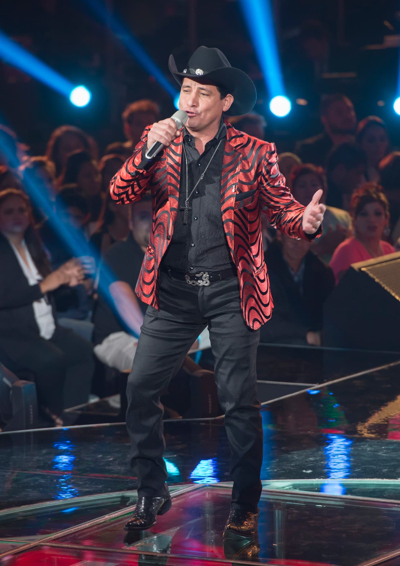 Esta octava gala se puso color de hormiga, se vivió de todo, desde un pleito entre Belinda y Ha Ash, Max Cervantes le declaró su amor a María León, quien fue eliminada junto con los Monsiváis.