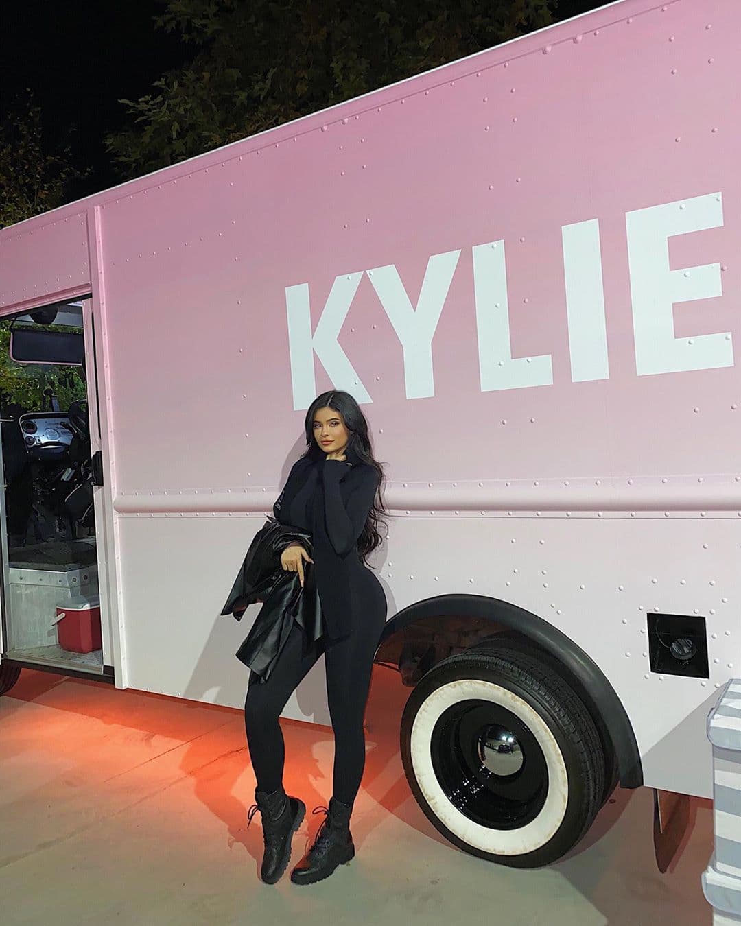 En marzo de 2018, recibieron una 
<b><a href="https://www.univision.com/entretenimiento/kylie-y-kendall-jenner-casi-pierden-su-oficina-porque-debian-57-000-dolares-de-renta-fotos" target="_blank">notificación de desalojo</a></b> en el edificio que alberga las oficinas centrales de Kylie + Kendall en Nueva York.