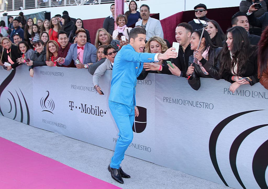 William Valdés lo hace todo por sus fans, incluso posar de formas incómodas y divertidas para sacarse selfis con ellos. Fidelidad con su público, ante todo. Aquí, en la entrega 2015 de PLN.