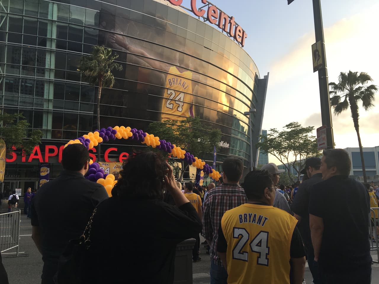 Celebración para un gran ídolo del baloncesto.