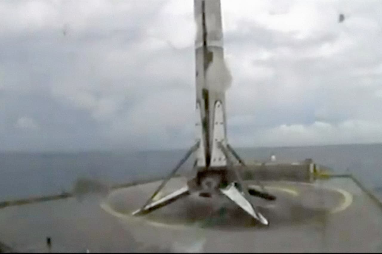 El momento del regreso a tierra de una de las etapas del cohete, separada de la cápsula luego de impulsarla a órbita. La tecnología que desarrolló SpaceX permite que estos dispositivos puedan ser usados varias veces, lo que redujo los costos de los viajes espaciales.