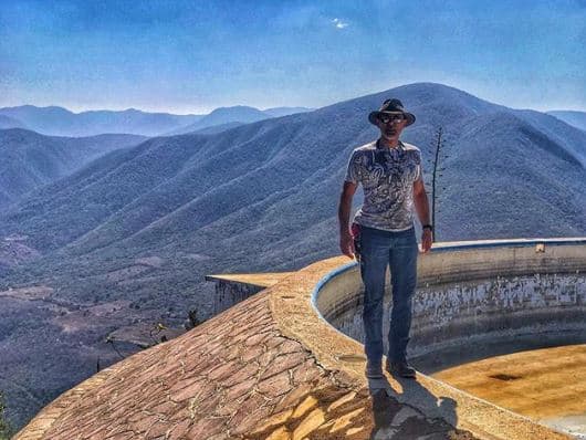 "[...] A mí una (mujer) por poco y me arranca una 'chichi' un día. Había un número que se llamaba 'cream', me acuesto en sus piernas y entonces, me tenía que embarrar crema chantilly, y se inclina tantito y que me pesca una mordida, no sabía cómo quitármela (de encima) [...]", aseguró Landeta.