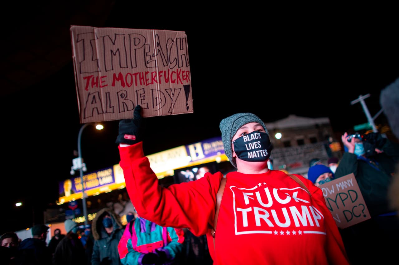 La jefa de la Cámara de Representantes, la demócrata por California Nancy Perlosi, se unió a la petición de su colega de Nueva York el Senado, el líder demócrata Charles Schumer, de invocar la Enmienda 25 para destituir a Trump tras los eventos violentos del miércoles en el Capitolio.