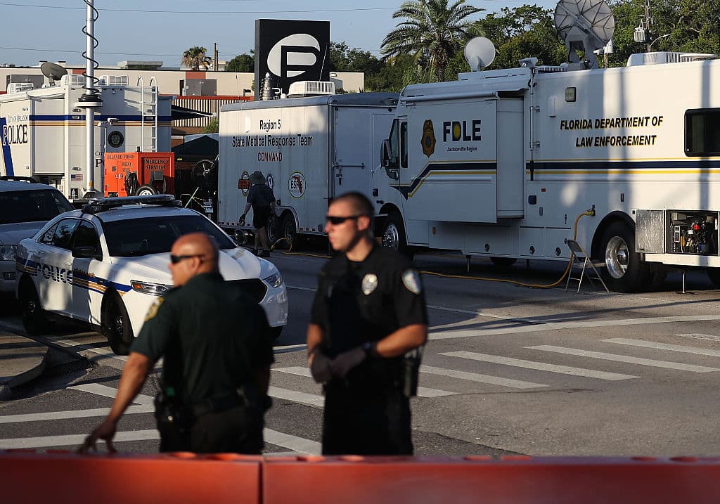 <b>6. Tiroteo en la discoteca Pulse en Orlando, Florida, </b>12 de junio de 2016, 49 muertos y 53 heridos. Omar Mateen, estadounidense hijo de padres afganos, había comprado un AR-15, un Sig Sauer MCX y una pistola Glock semiautomática de forma legal, días antes de atentar en el club. Pasó una verificación de antecedentes y tenía una licencia de seguridad que le permitía estar armado mientras trabajaba. Entró pasadas las 2:00 am al cub gay 'Pulse', de Orlando, que celebraba su 'Noche Latina' y disparó contra los presentes. En un momento de la noche tomó rehenes. Tres horas después, fue abatido por la policía. Poco antes de cometer la masacre, llamó al 911 y dijo que era del grupo terrorista Estado Islámico, que luego reivindicó el atentado.