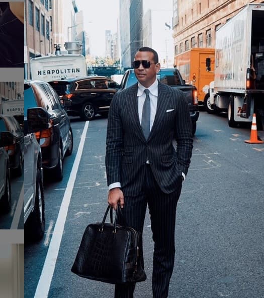 En un entrevista con el portal de 
<b><a href="https://wwd.com/eye/people/six-minutes-with-a-rod-life-with-j-lo-gun-control-free-speech-modeling-for-dicks-sporting-goods-1203341504/" target="_blank">WWD</a></b> a A-Rod le preguntaron cómo definía su estilo: "Algunos (días) son mejores que otros. Antes de entrar tenía a mi hija de 14 años en FaceTime. Ella me dijo: 'Papá,
<b> <a href="https://www.univision.com/famosos/jennifer-lopez-uso-12-looks-en-6-dias-para-promocionar-una-sola-pelicula-fotos" target="_blank">desabrocha tu camisa</a></b>. Quítate los calcetines'. ¡La historia de mi vida!", dijo.