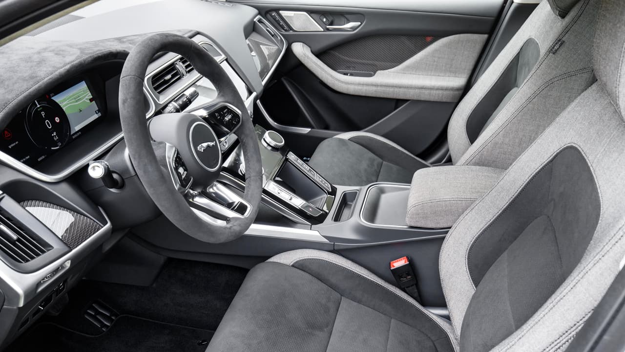 Los automóviles eléctricos de lujo atraen cliente con recursos pero también preocupados por la ecología y el medio ambiente. Este tipo de clientes rechaza las tapicerías de cuero por cuestión de principios. Para ellos Jaguar ofrece en la I-Pace una opción de Jaguar tapicería de tela creada por el fabricante danés de textiles Kvadrat, que combina cubiertas de lana con fieltros hechos con fibras de materiales reciclados.