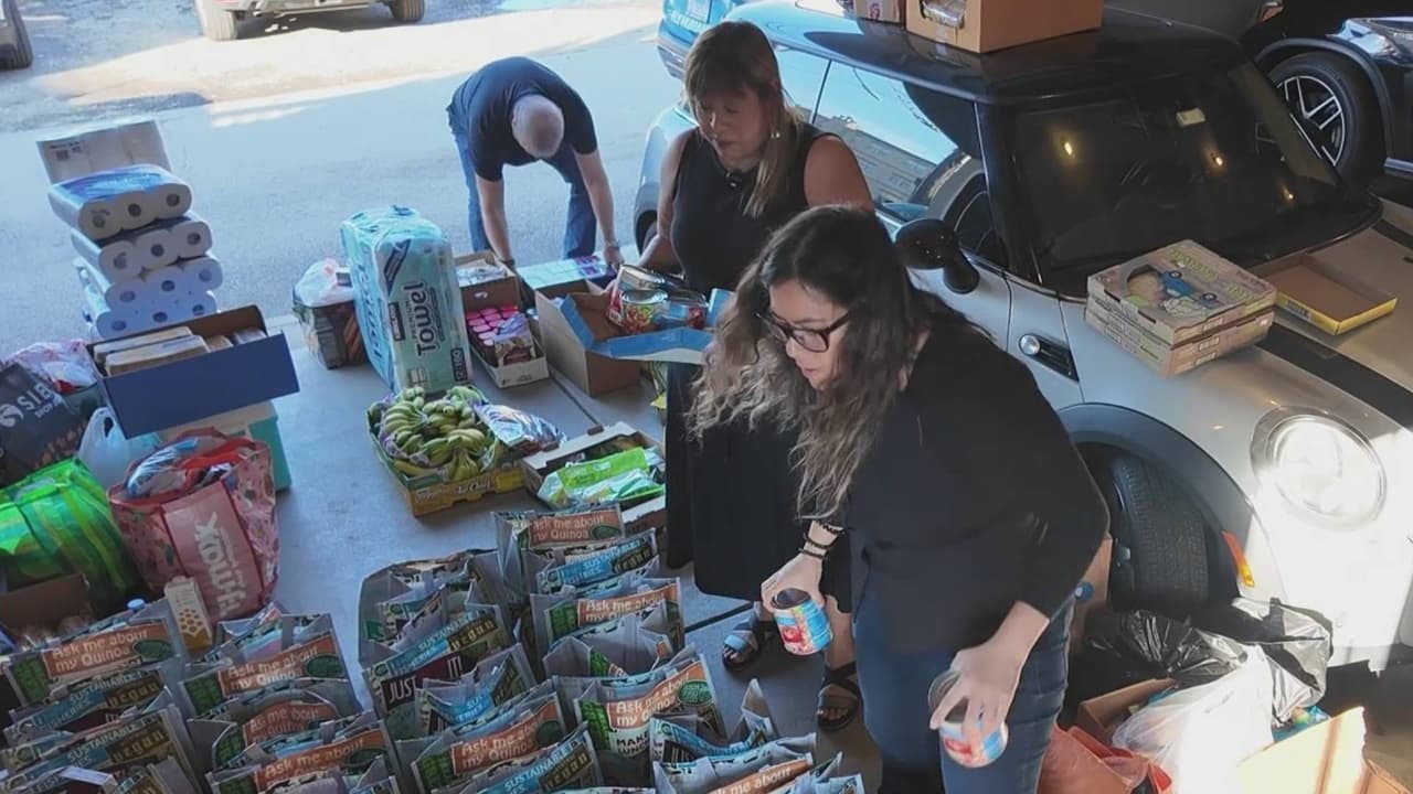 Pareja de hermanas ayuda a familias migrantes que temen ir al supermercado por los operativos de ICE