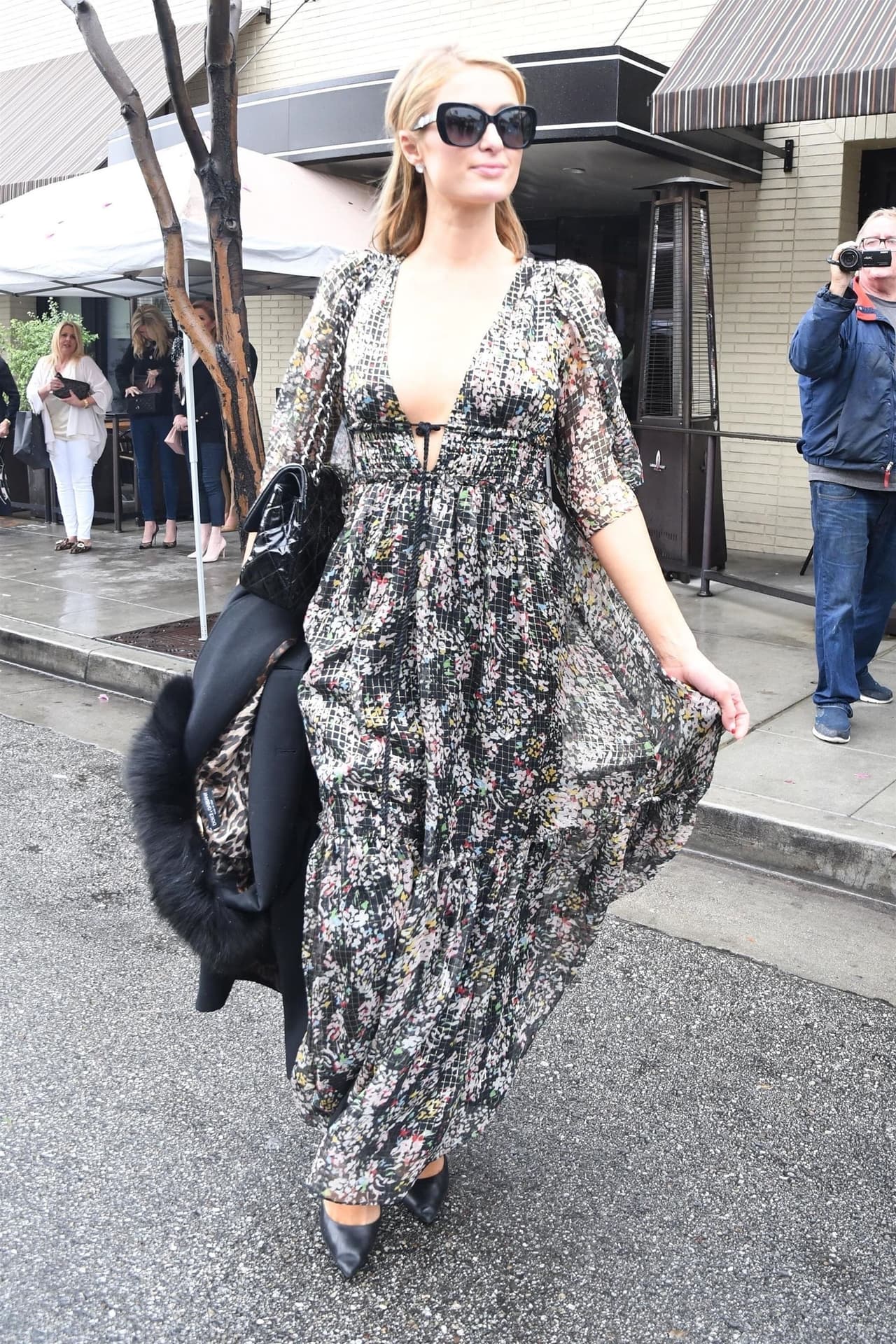 Paris Hilton parecía flotar de la felicidad y no es para menos, ya que a principios de este año se comprometió con el amor de su vida, el actor Chris Zylka.