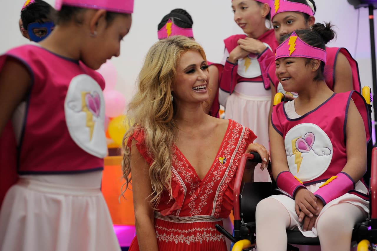 Paris escuchó las historias de varios de los chicos.