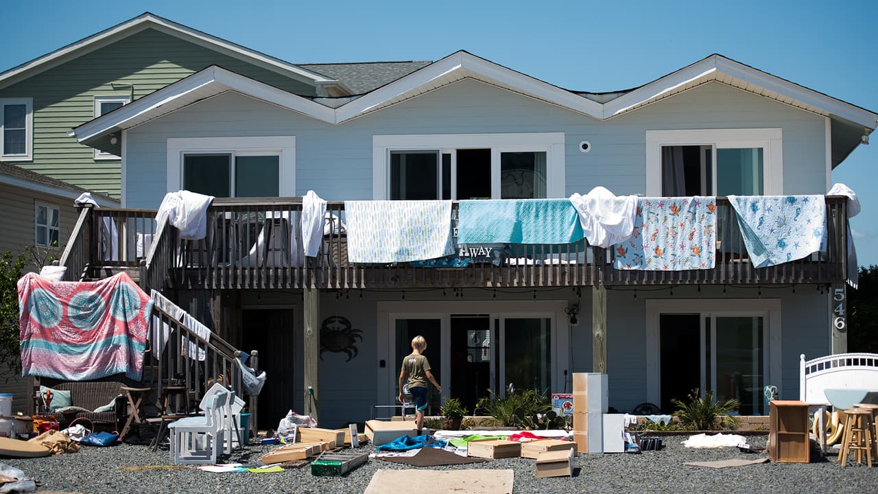 “Sin servicios públicos hasta el viernes”: Habitantes de Oak Island sufren los daños colaterales de Isaías 