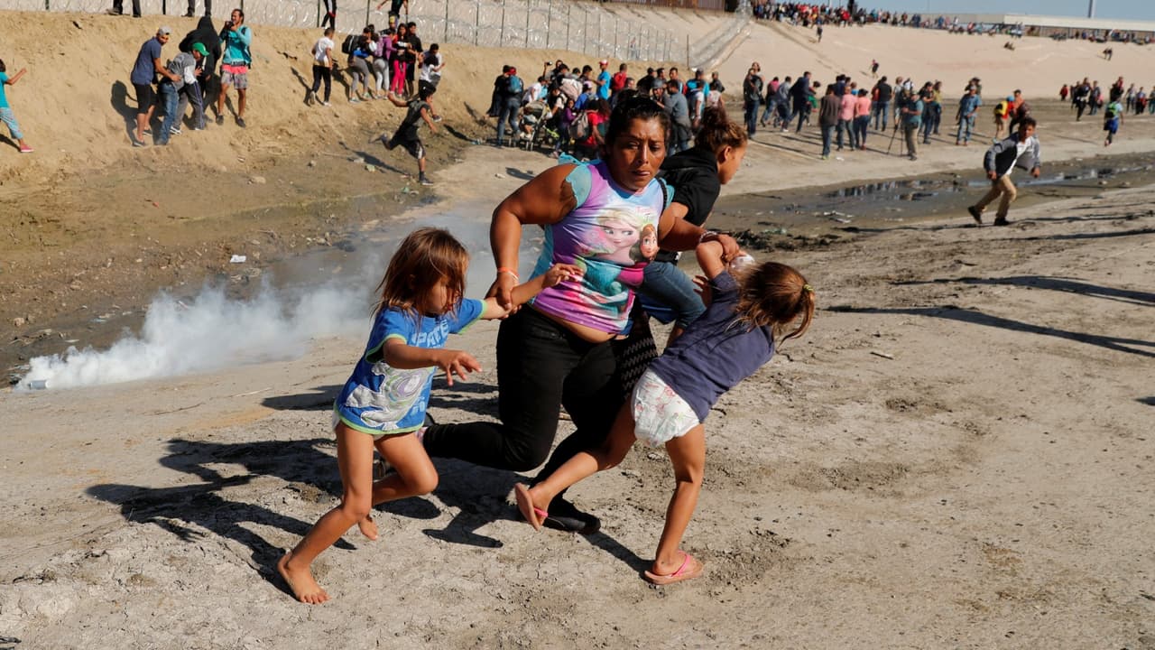 Tensión en la frontera: la historia detrás de la foto viral de la madre y sus dos hijas