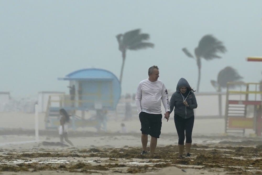 La tormenta tropical Eta golpea el sur de Florida y deja a miles sin electricidad