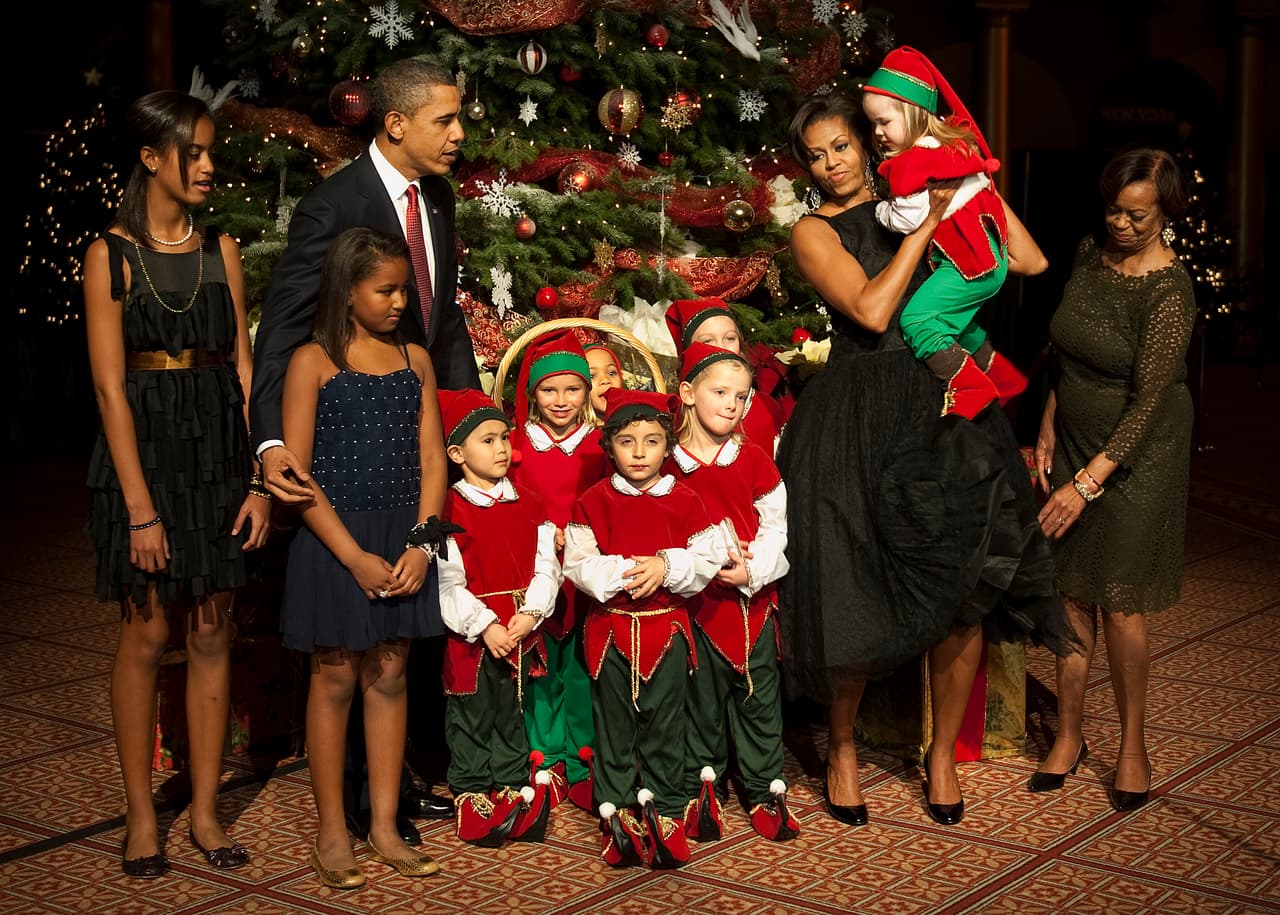 La navidad del 2010 tuvo como protagonista el negro. Michelle Obama llevó un vestido que ostentaba un gran volúmen en la falda en donde se creaba con drapeados y organzas una especie de flor. Malia y Sasha también llevaron trajes en tonos oscuros.