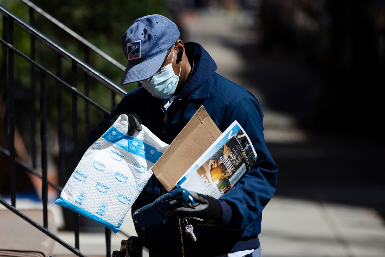 ¿Cuándo debe enviar sus paquetes por el Servicio Postal si desea que lleguen en Navidad?
