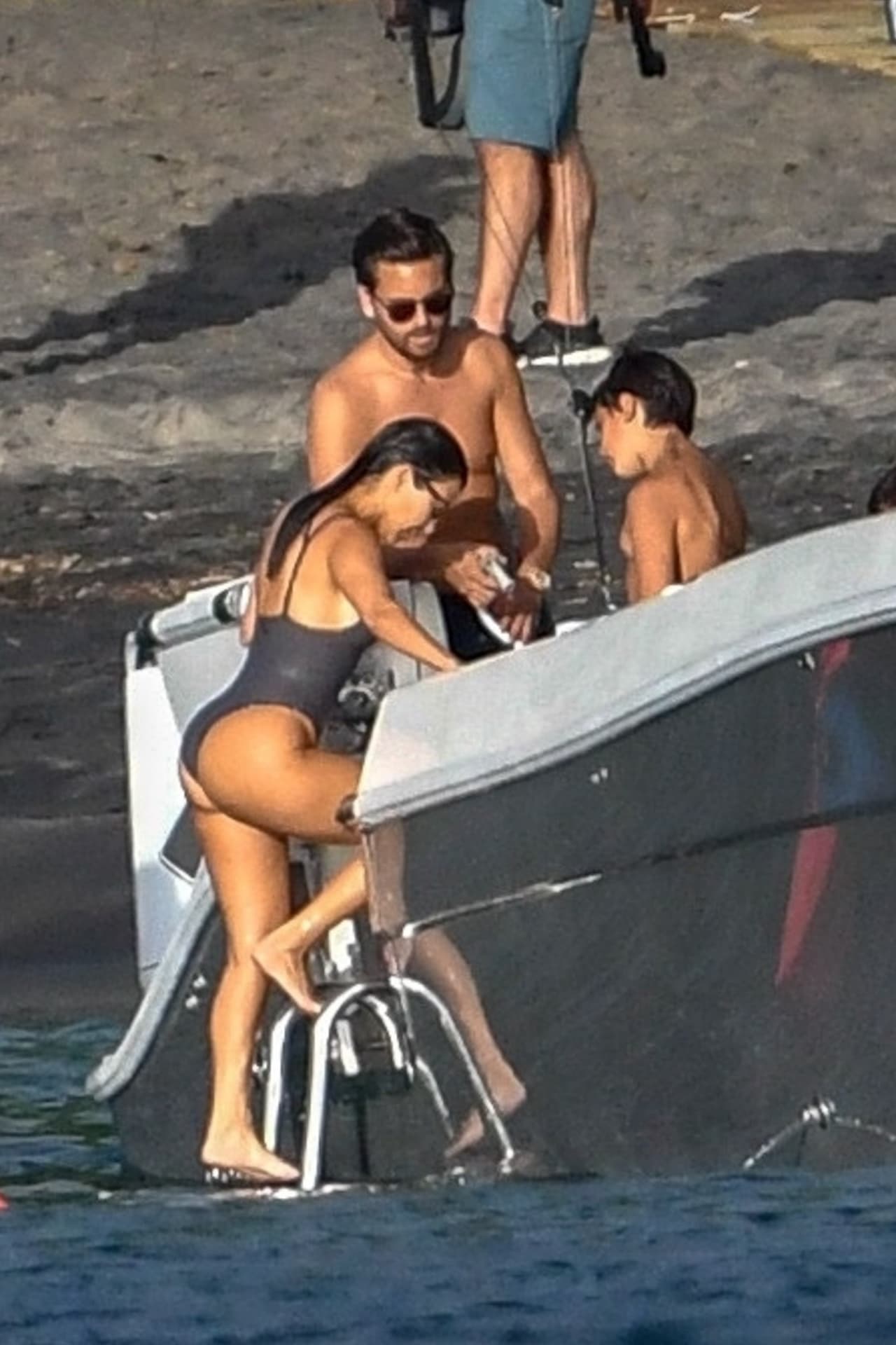 Kourtney Kardashian se encuentra de vacaciones de verano con sus tres hijos y en esta ocasión los acompañó su exesposo, el empresario Scott Disick.
<br>
