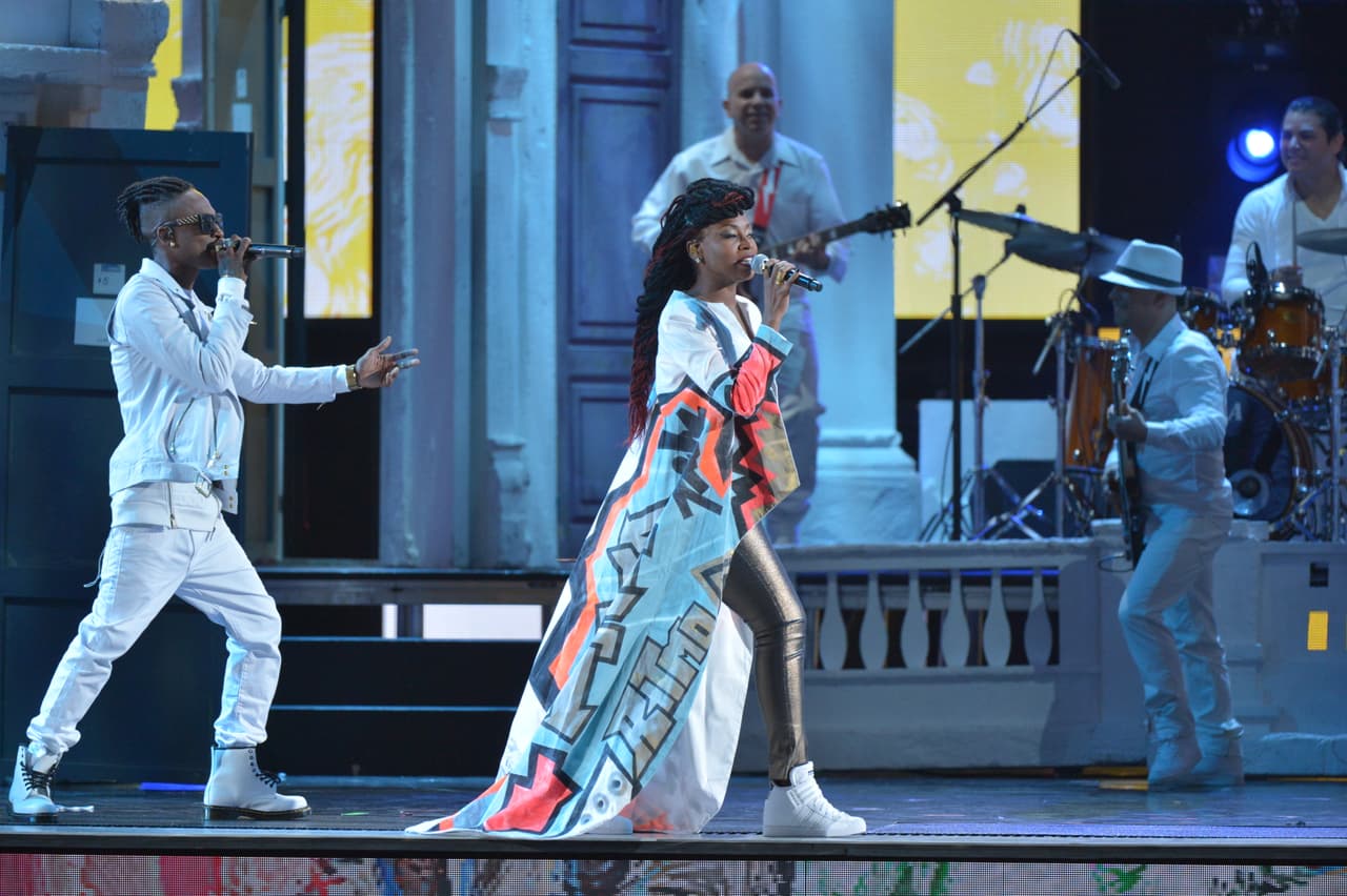 Biale, ritmo y mucho talento, así se iluminó el escenario.