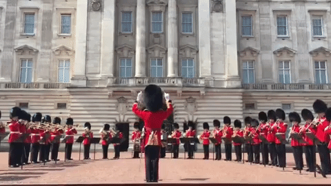 Durante el cambio de guardia en el Palacio de Buckingham, una banda militar interpretó el 'Happy Birthday' para la monarca.