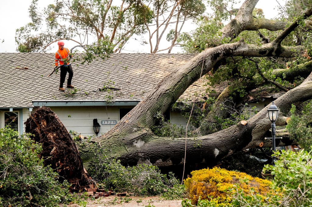 Al menos tres muertos, deslaves y lluvias torrenciales: los efectos de las tormentas en California 