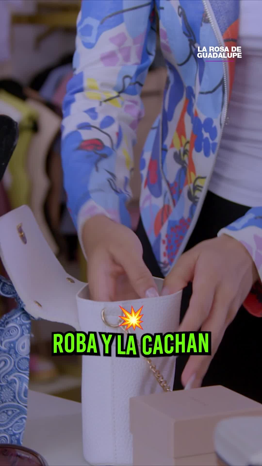 La agarran con las manos en la masa