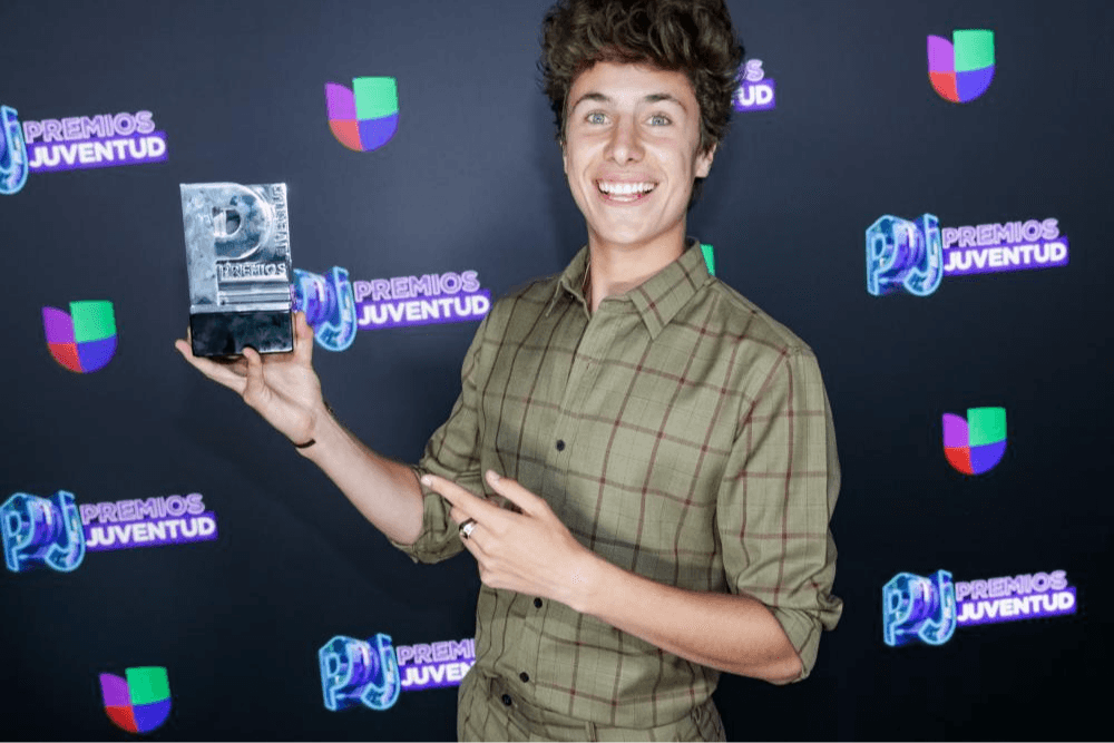En los Premios Juventud 2019, ganó el premio a Name a Better Duo (Dos mejor que uno), por su colaboración con Rudy Mancuso, y Living Your Best Life (Influencer con causa), un premio que hace honor al influencer que usa su plataforma para una buena causa.