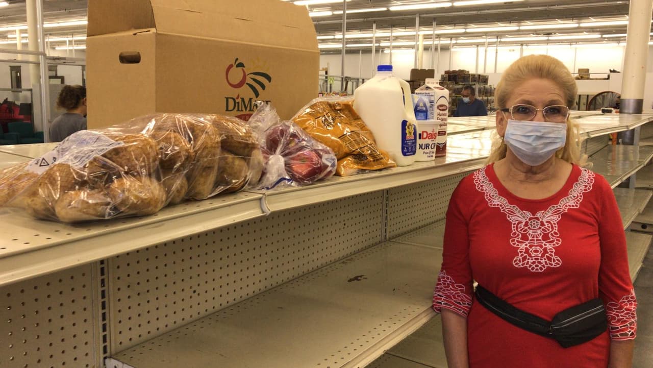 La iglesia que ahora funciona en este centro desde enero, recibe donaciones de varias compañías y además cuentan con artículos de aseo, ropa, mantas y medicinas para quien las necesite. 
<b>Ubicación: </b>2019 N Masters Dr. Dallas, TX. 
<b>Horario:</b> lunes a viernes de 9:00am - 5:30pm. 
<b>Requisitos:</b> Ninguno. Únicamente llenará una planilla su nombre al llegar al centro