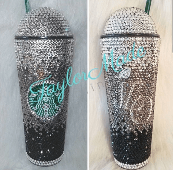 Se trata de un diseño totalmente personalizado con el logotipo de Starbucks, así como la marca de JLo formada en su totalidad por cristal Swarovski.