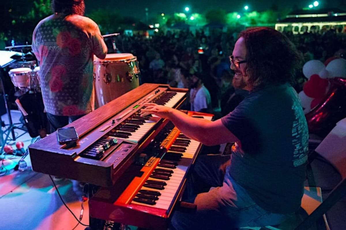 El evento contará con 15 bandas, entre ellas: Dirty Pool, Angels Roost, Dub Seeds, Grupo Abigeo, Mento Buru y No Stringz Attached, quienes se moverán en 5 escenarios.