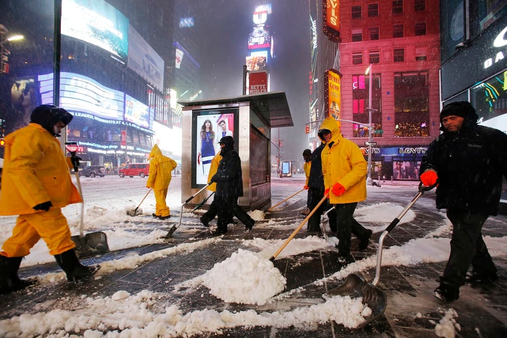 El pronóstico meteorológico apunta a una acumulación de unas 6 pulgadas de nieve (15 cm), pero en algunas áreas como Nueva York
<b> </b>podrían caer hasta 18 pulgadas (46 centímetros).