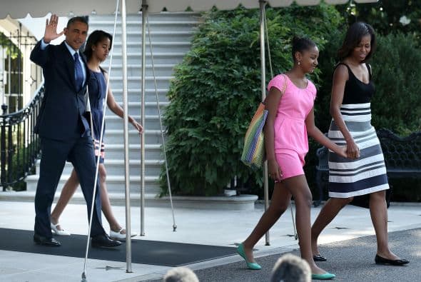 La primera dama siempre se ocupa de la salud, disciplina y éxito de sus hijas, antes que de la política, aunque en ambas tareas se saca un 10. Ha demostrado que además de ser una profesionista exitosa, madre dedicada y luchadora incansable, es una icono de moda y 'glamour'. Sin duda, ella es ejemplo y motivación para muchas madres que deben ser líderes, fuera y dentro de casa.