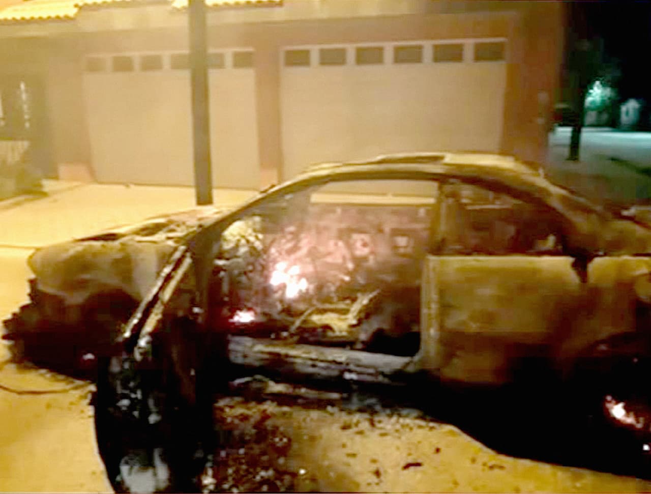 "No podemos creer que esto realmente le esté sucediendo a nuestra familia, simplemente una pesadilla”, agregó Staddon. En la fotografía, cortesía de los familiares, otro de los autos calcinados en el incidente.