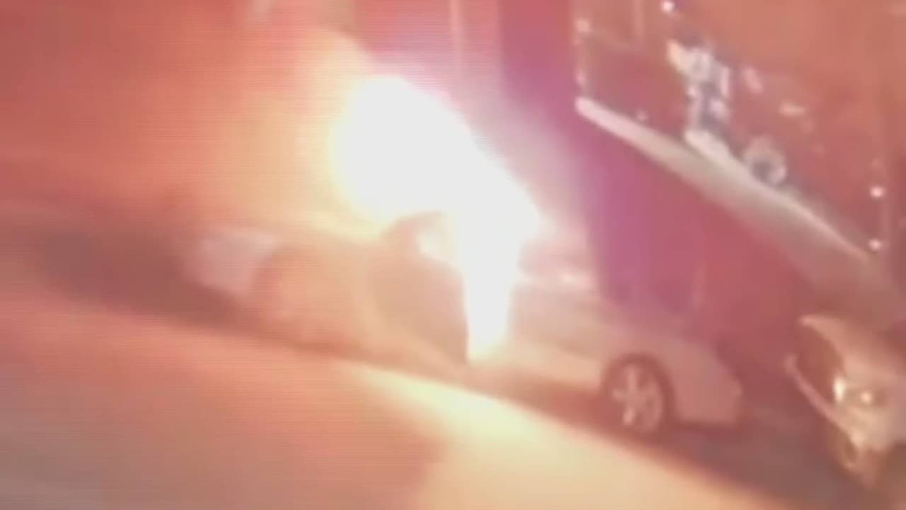 Arrestan a joven que incendió varios autos en Fort Worth: así fue como ocurrieron los hechos