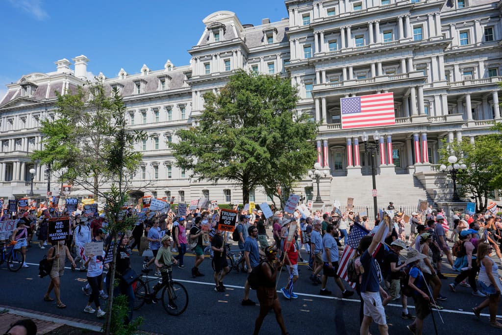 <b>Datos oficiales contradicen la narrativa de Trump</b>: 
<a href="https://www.univision.com/noticias/verificamos-cuatro-afirmaciones-trump-anuncio-volver-segura-washington-dc">el crimen violento ha disminuido significativamente en DC durante 2025</a>. Manifestantes usan esto para argumentar que la "emergencia de crimen" es un pretexto para control autoritario, alimentando protestas que cuestionan la veracidad de las políticas ejecutivas y su impacto en derechos civiles.
<br>