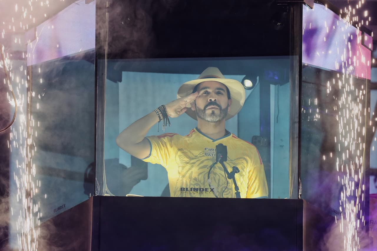 El candidato presidencial Abelardo de la Espriella se dirige a sus seguidores desde el interior de una cabina a prueba de balas durante un mitin de campaña, el 14 de junio de 2026, en Buga, Colombia.
