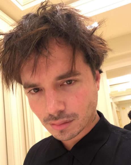 J Balvin recién levantado de una deliciosa siesta.