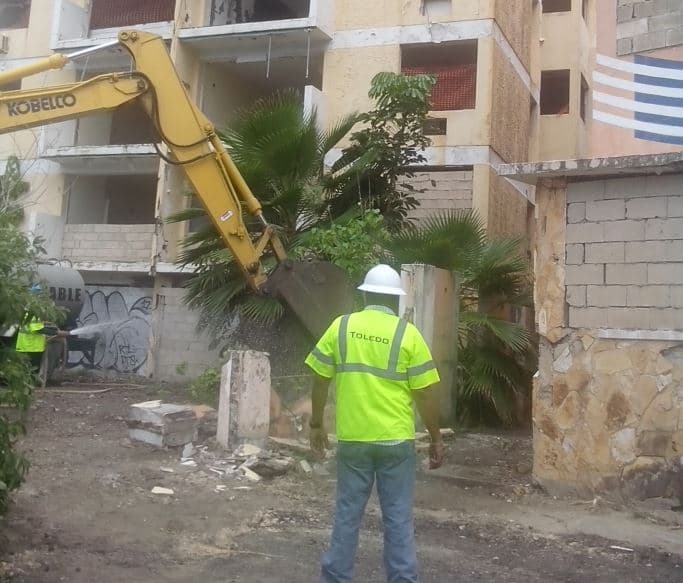 Demuelen dos edificios en el Condado