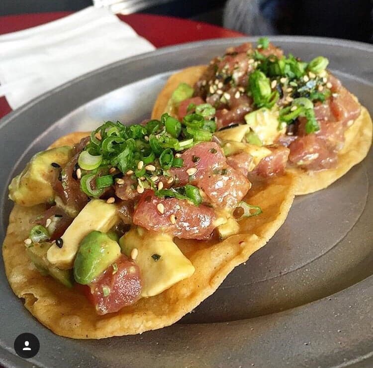 <b>Tacos Tu Madre </b>- El restaurante proclama “Has tacos no la guerra” y tiene más de 1,000 calificaciones en el portal especializado que lo califican por el sabor de sus sazonados tacos y excelente servicio.
<br>
<br>Lo encuentras en el número 1945 1/2 del bulevar Westwood al oeste de Los Ángeles.