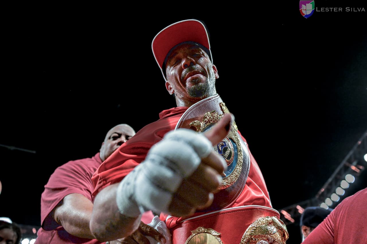 El estadounidense noqueó al ruso en el octavo asaltó y dio muestra de su gran poderío, reteniendo así los cetros de la AMB, OMB y FIB.