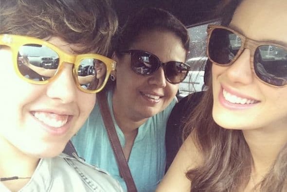 Es una mujer que adora a asu familia y así vive un domingo, acompañada de su hermanita.