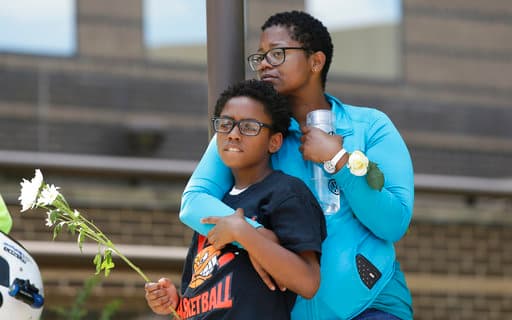 Freedom McAdoo abraza a su hijo Nake White durante una protesta por la muerte de Edwards.
