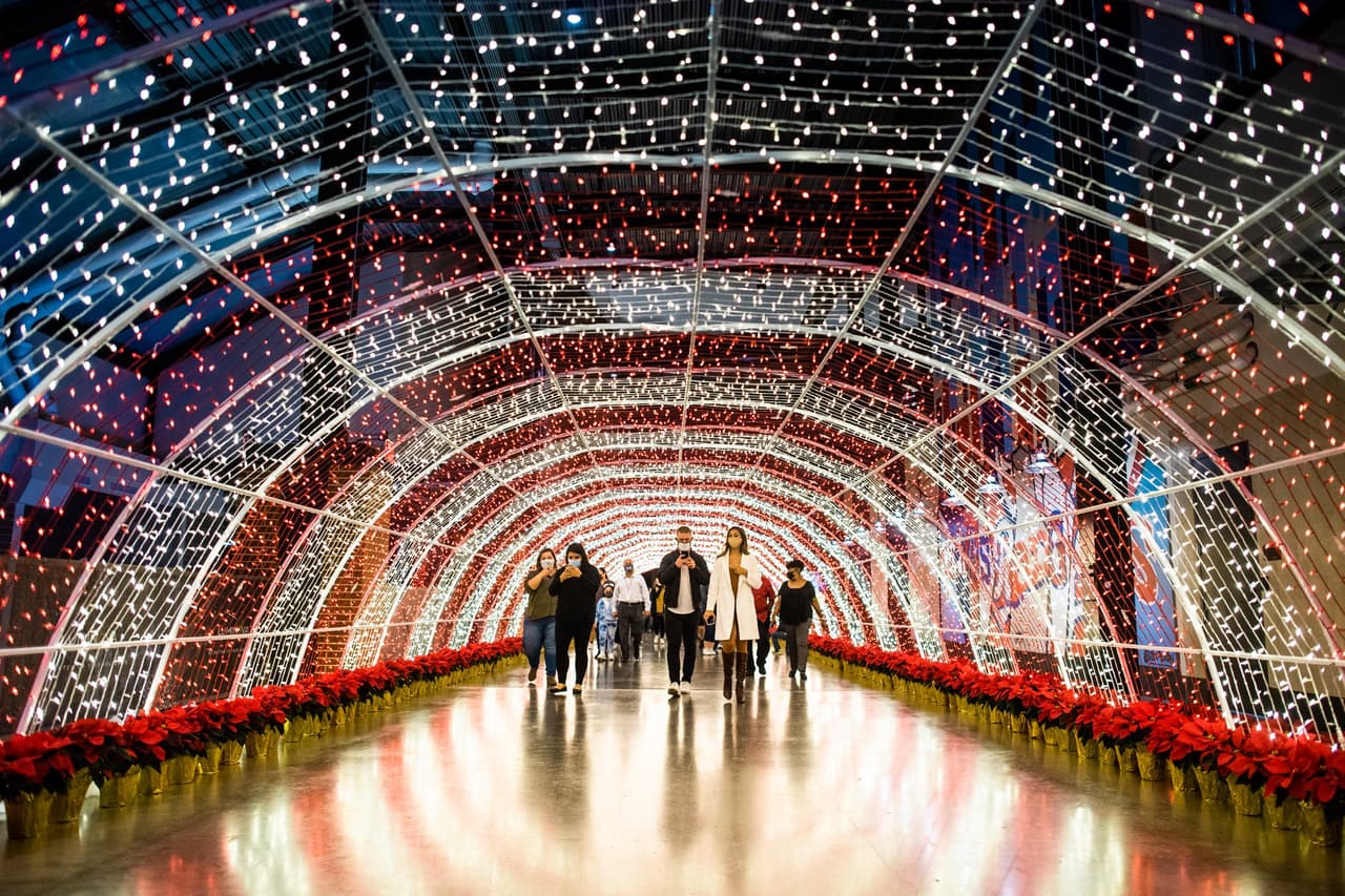 La ciudad de Arlington ofrece una exhibición de alumbrado navideño durante esta temporada festiva en el Globe Life Field.
<br>
<br>