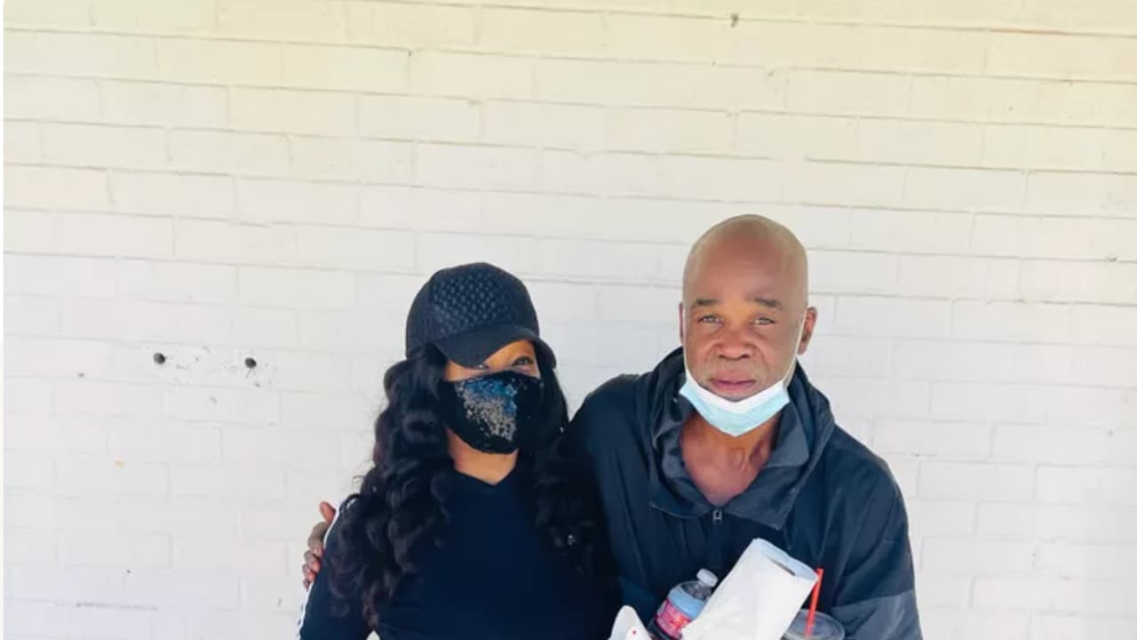 Indigente realiza un increíble rescate en un auto en llamas y su madre se entera por televisión que está vivo